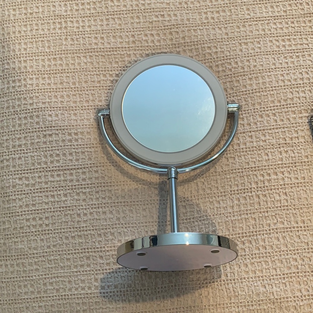 Wireless vanity mirror